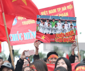 Người hâm mộ Việt Nam nhuộm đỏ sân bay Nội Bài