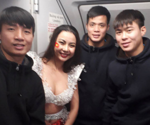 Người mẫu lên tiếng về hình ảnh phản cảm trên chuyến bay chở U23 VN