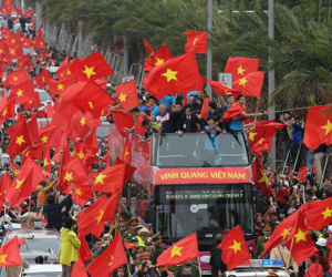 Video: Xe buýt 2 tầng chở U23 VN trong vòng vây của người hâm mộ