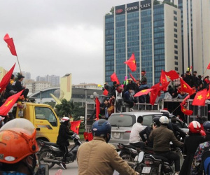 Xe cẩu, xe tải chở người hâm mộ đổ về khách sạn