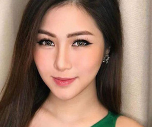 Ca sĩ Hương Tràm gần như bị mất thị giác, đi lại phải có người dìu