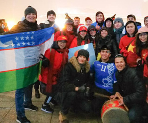 Cổ động viên Việt bắt tay cổ động viên Uzbekistan sau trận đấu