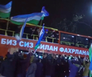 Người Uzbekistan đổ ra đường đón xe buýt hai tầng chở đội U23
