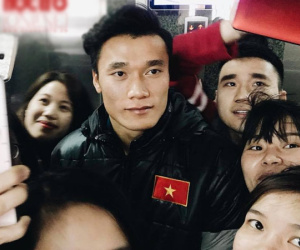 Thủ môn Bùi Tiến Dũng chia sẻ về nụ hôn đầu năm 19 tuổi và phản ứng khi được tỏ tình