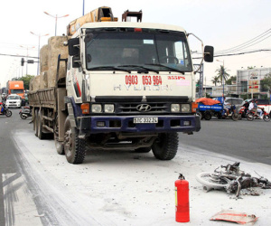Xe máy cháy rụi sau va chạm ôtô tải, một người thiệt mạng