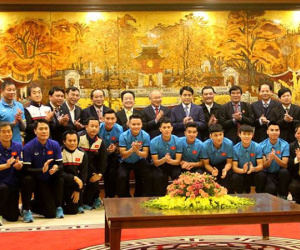 Chủ tịch HN Nguyễn Đức Chung gặp mặt Quang Hải và các cầu thủ U23
