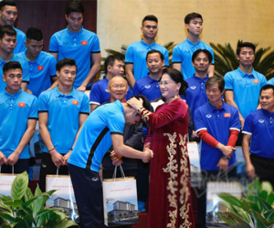Cử chỉ thân thương của Chủ tịch QH dành cho Quang Hải