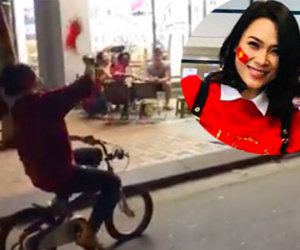 Đang hát nhạc Mỹ Tâm, khán giả hét toáng khi thấy cô bất ngờ đạp xe ngang qua