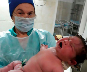 Mẹ tự sinh con nặng gần 6,3 kg tại nhà không cần thuốc giảm đau