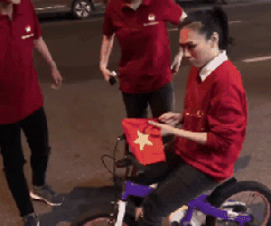 Mỹ Tâm bị 'quây' giữa Đà Nẵng khi đang đi bão chúc mừng U23 bằng 'siêu xe'