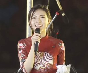 Nữ MC may mắn đứng cạnh dàn trai U23 Việt Nam suốt đêm gala là ai?