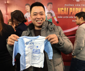 Ông bố tranh thủ nhất năm, vừa tác nghiệp xong liền 'bon chen' xin chữ ký HLV Park Hang Seo cho con trai sắp chào đời