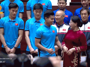 Video: Văn Thanh diễn lại 'pha ăn mừng để đời' khi gặp Chủ tịch Quốc hội