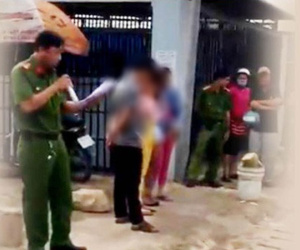 Bộ Công an yêu cầu báo cáo vụ công an 'bêu tên' người mua bán dâm giữa đường phố