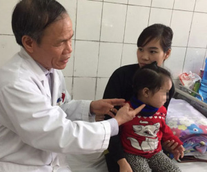 Hà Nội chìm trong giá rét, 30 người méo miệng, trợn mắt nhập viện mỗi ngày
