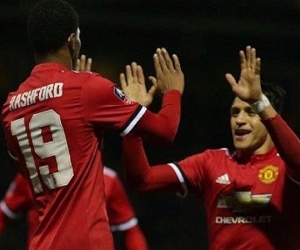 Mourinho ra lệnh đặt tủ đồ của Sanchez cạnh Rashford