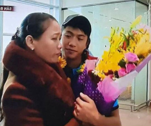 Sự thật video mẹ Văn Đức lủi thủi đón con ở sân bay