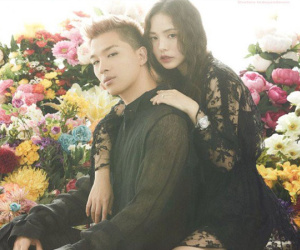 Taeyang (Big Bang) và vợ sắp cưới lần đầu công khai tình tứ