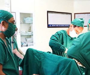 30 phút khẩn cấp cứu bé sơ sinh bị sa dây rốn, suy thai trong bụng mẹ