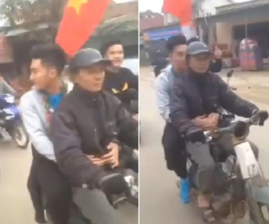 Được ô tô đưa đón nhưng khi thấy bố chạy xe máy cũ mèm theo, thủ môn U23 Việt Nam đã lao ngay xuống để được đi với bố về nhà