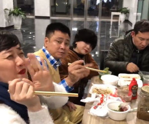 Hài hước clip hậu trường Táo Quân 2018: Đạo diễn ra tập dượt, diễn viên thì ngồi ăn cười đùa