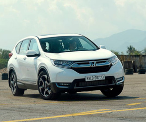 Honda CR-V mới hết xe, đại lý không mặn mà nhận khách