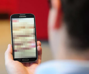 Lí do người dùng không nên xem phim 'nóng' trên máy Android