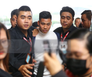 Fan đón U23 hạ cánh Sài Gòn cuồng nhiệt không khác gì sao Hàn!