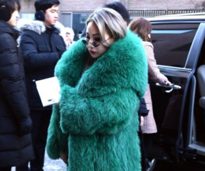 Ca sĩ CL ngã khi khoác áo như chăn lông dự lễ cưới Taeyang (Big Bang)