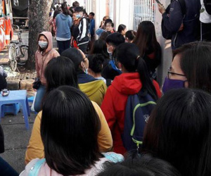 Giao lưu với U23 VN tại TP.HCM: Người hâm mộ xếp hàng dài cả km từ sáng sớm để nhận vé