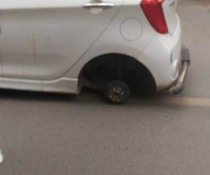 Hà Nội: Xe ô tô đang đi thì một bánh đình công rụng luôn ra đường