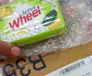 Mua trực tuyến iPhone 8, nhận được một... bánh xà phòng