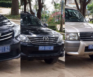 Nhiều ôtô biển xanh chở cán bộ nghỉ hưu đi ăn cưới