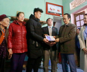Ông Trịnh Văn Quyết tươi cười trao 500 triệu đồng tiền thưởng cho thủ môn Bùi Tiến Dũng