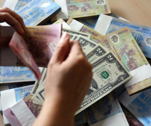 Bát nháo đổi tiền lì xì