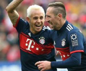 Bayern thắng trận thứ 10 liên tiếp, tạo cách biệt 18 điểm