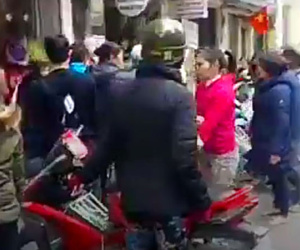 Hà Nội: Tóm gọn một thanh niên nghi xông vào cửa hàng trên phố Hàng Trống, mở tủ 'cướp' Ipad
