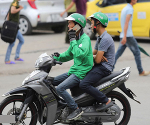 Khách đi GrabBike dịp Tết phải trả thêm phụ phí 10.000-20.000 đồng