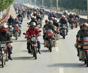Những đứa trẻ vượt hàng trăm km trên xe máy về quê ăn Tết trong giá lạnh