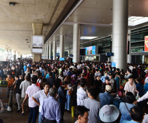 Sân bay Tân Sơn Nhất đông nghịt người đón Việt kiều về quê ăn Tết