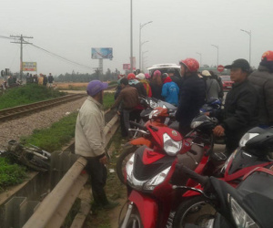 Tàu hỏa tông xe máy bay xa 20 m, 2 thanh niên thương vong