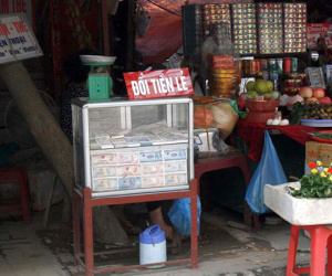 Thu phí đổi tiền mới là vi phạm pháp luật