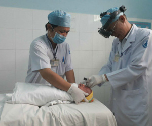 Trẻ sinh non dễ mắc bệnh võng mạc khiến mù vĩnh viễn