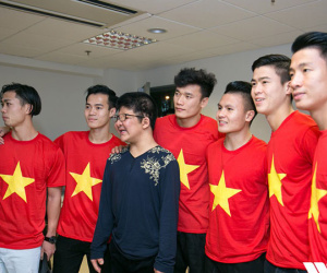 Bé Bôm hạnh phúc, cười khoái chí khi được chụp ảnh cùng các tuyển thủ của U23 Việt Nam