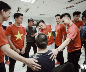 Bé Bôm khoác vai Công Phượng và những hình ảnh cảm động nhất đêm Gala WeChoice Awards 2017