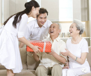 Biếu Tết bố mẹ chồng bao nhiêu là... đủ?