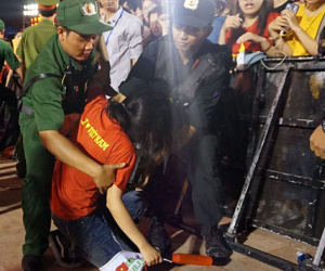 Cổ động viên ngất trong gala giao lưu với U23 Việt Nam