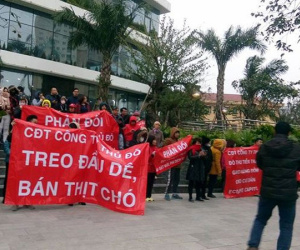 Hà Nội: Cận Tết, người dân nhiều chung cư vẫn căng băng rôn kêu cứu