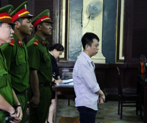 Mâu thuẫn chuyện nuôi con, chồng đâm vợ rồi tự sát