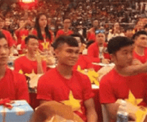 Người đàn ông lạ quàng tay qua mặt Xuân Trường, đòi chụp ảnh với Xuân Mạnh